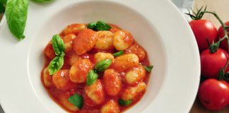 Gnocchi auf Tomatenragout