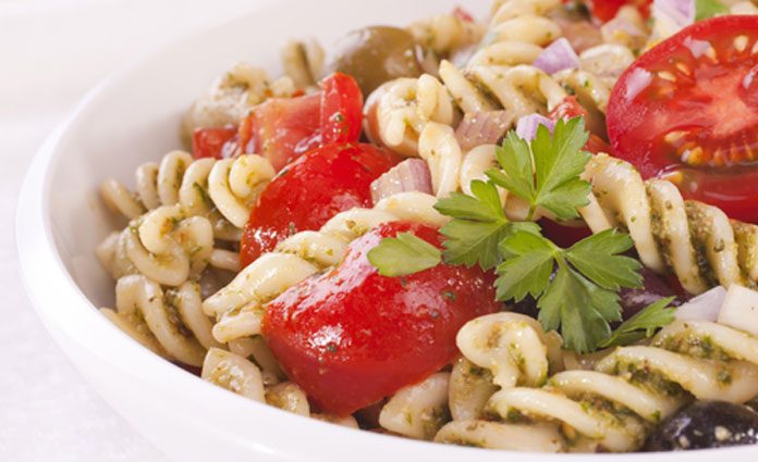 Nudelsalat mit Tomaten und Pinienkernen