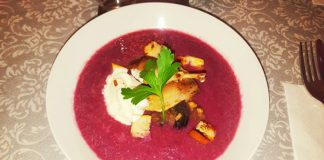 Rotkohl-Apfel Suppe mit Wachteln