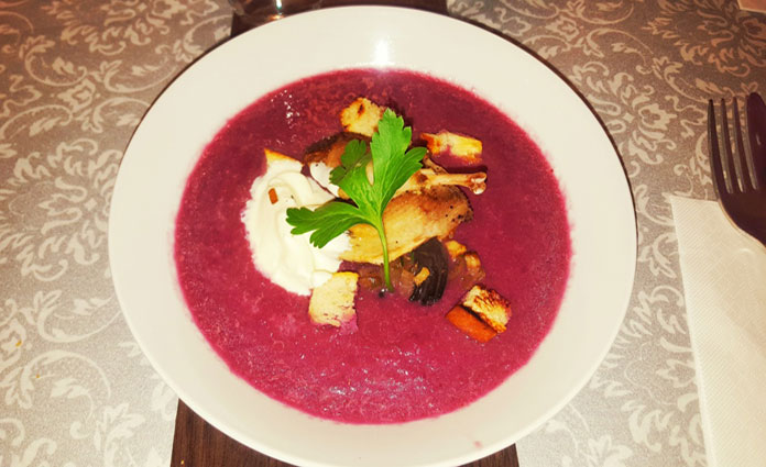 Rotkohl-Apfel Suppe mit Wachteln