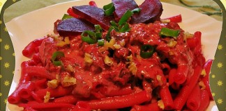 Rote-Bete-Pasta mit Blauschimmelkäse