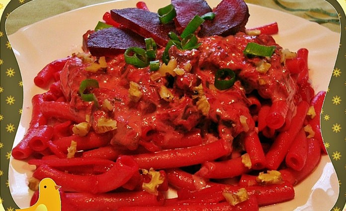 Rote-Bete-Pasta mit Blauschimmelkäse