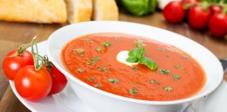 Tomatensuppe mit Salbeinockerln