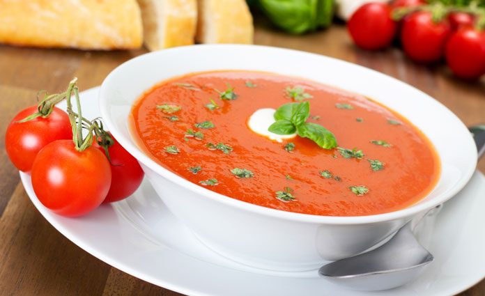 Tomatensuppe mit Salbeinockerln