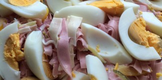 Wurstsalat mariniert mit Mayonnaise