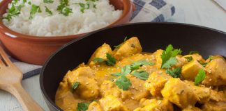 Fruchtiges Curryhuhn mit Mandelreis