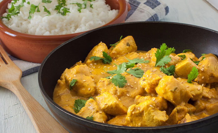 Fruchtiges Curryhuhn mit Mandelreis