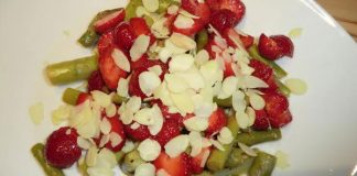 Spargelsalat mit Erdbeeren