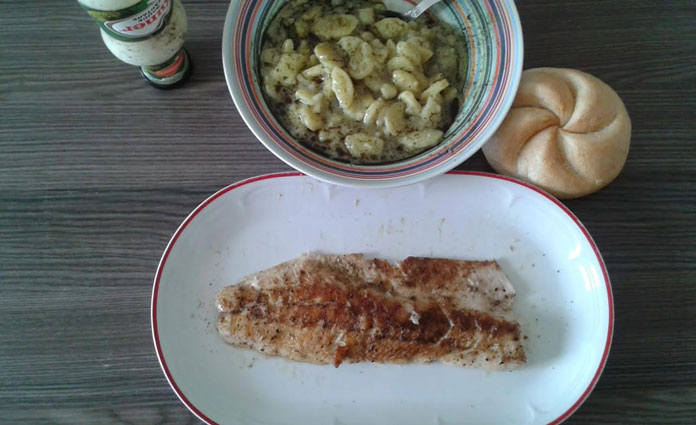 Gebratene Forellenfilet mit Kartoffelsalat