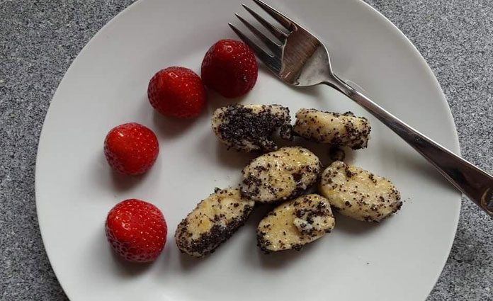 Topfengnocchi mit Mohn und Erdbeeren