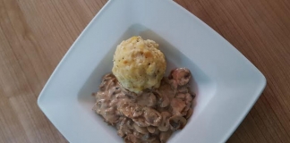 Semmelknödel mit Champignonsauce