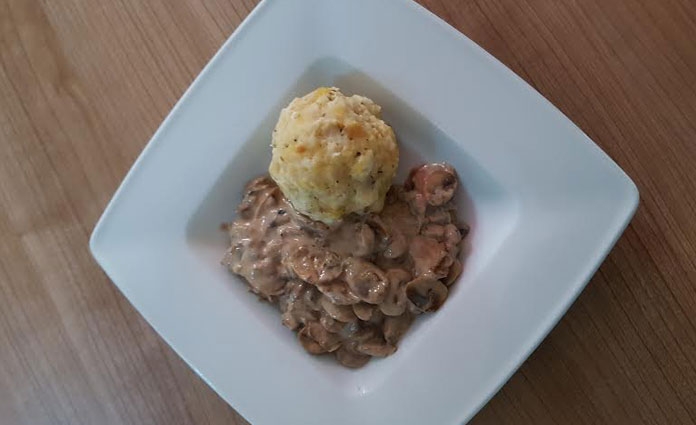 Semmelknödel mit Champignonsauce