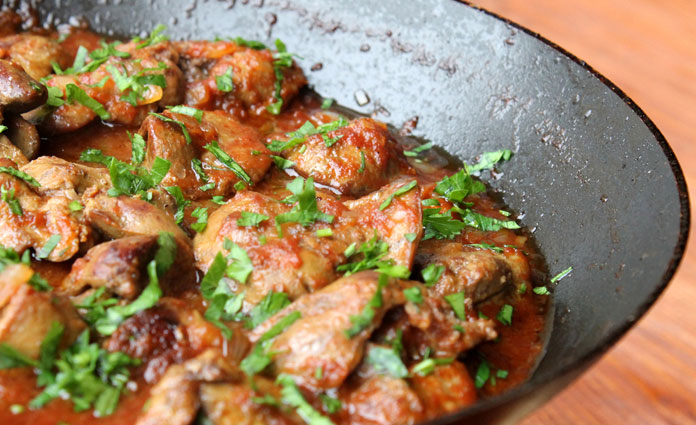 Hühnerleber mit Zwiebeln und Champignons