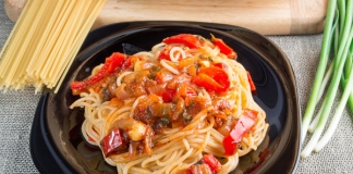 Spaghetti-mit-Paprikasauce